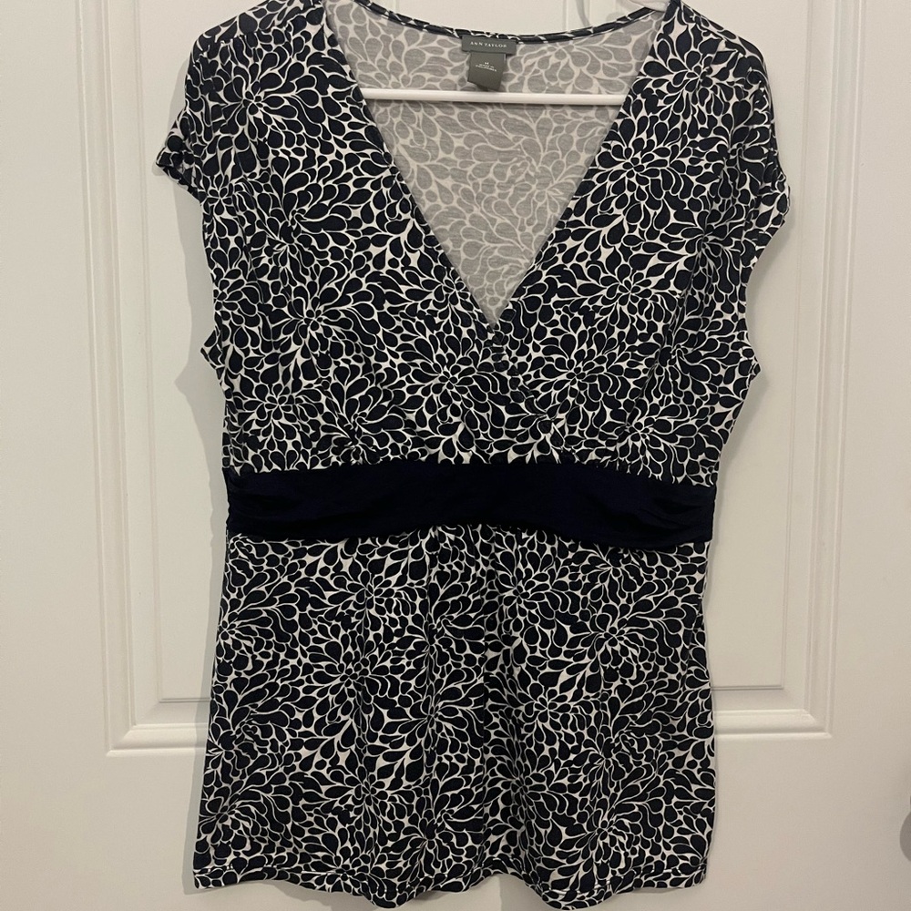 Ann Taylor Women’s V-Neck Medium Navy Blue & White Floral Pattern Shirt